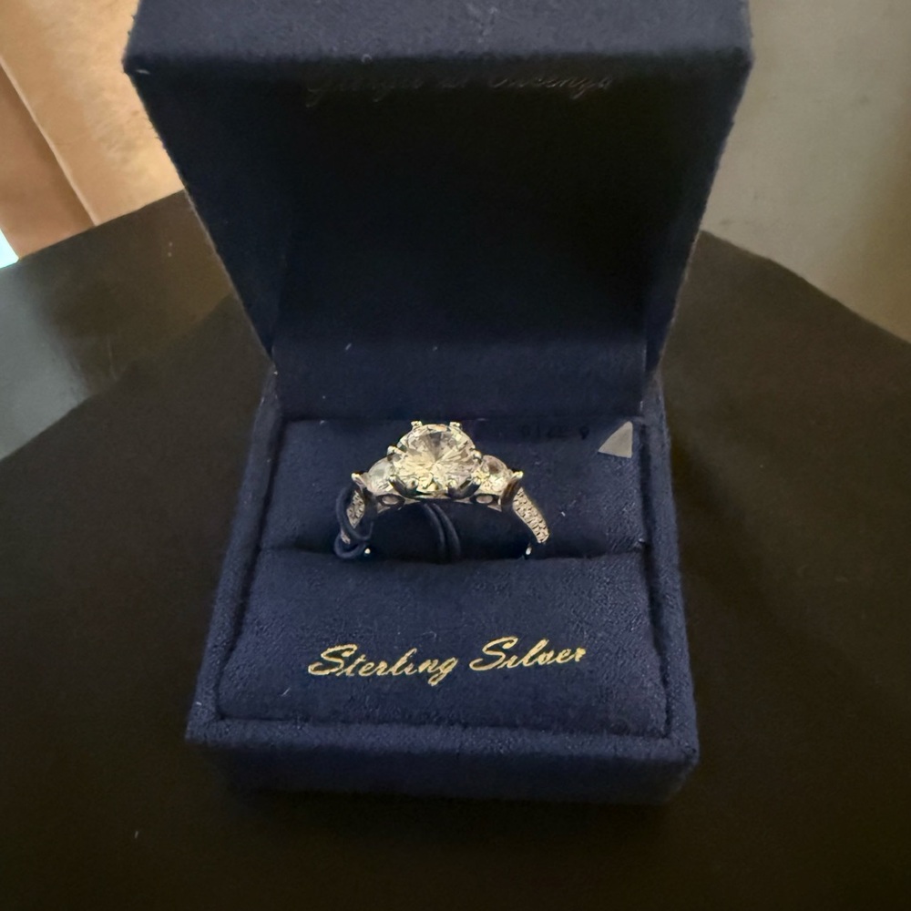 Giorgio di Vicenza 925 Sterling Silver Ring 💍 Size 9 Sparkling Engagement